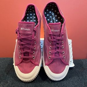 Women’s Tretorn Tournament Sz 9 Magenta Canvas Sneakers EUC